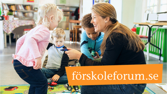 Förskolebarn och pedagog i förskolemiljö